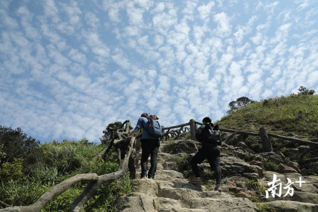 4月28日“深圳十峰”全民健身登山活動啟動儀式在鵬城第一峰梧桐山舉行。經過近一個月的宣傳預熱，“深圳十峰”終于拉開序幕，正式亮相。